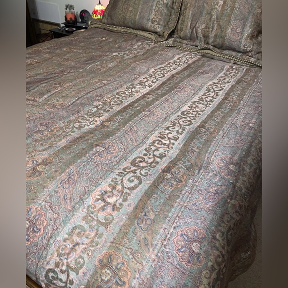Queen Comforter Set Croscill Gold Paisley Sham Bedskirt 3 Decorative Pillows 7pc - Picture 2 of 16